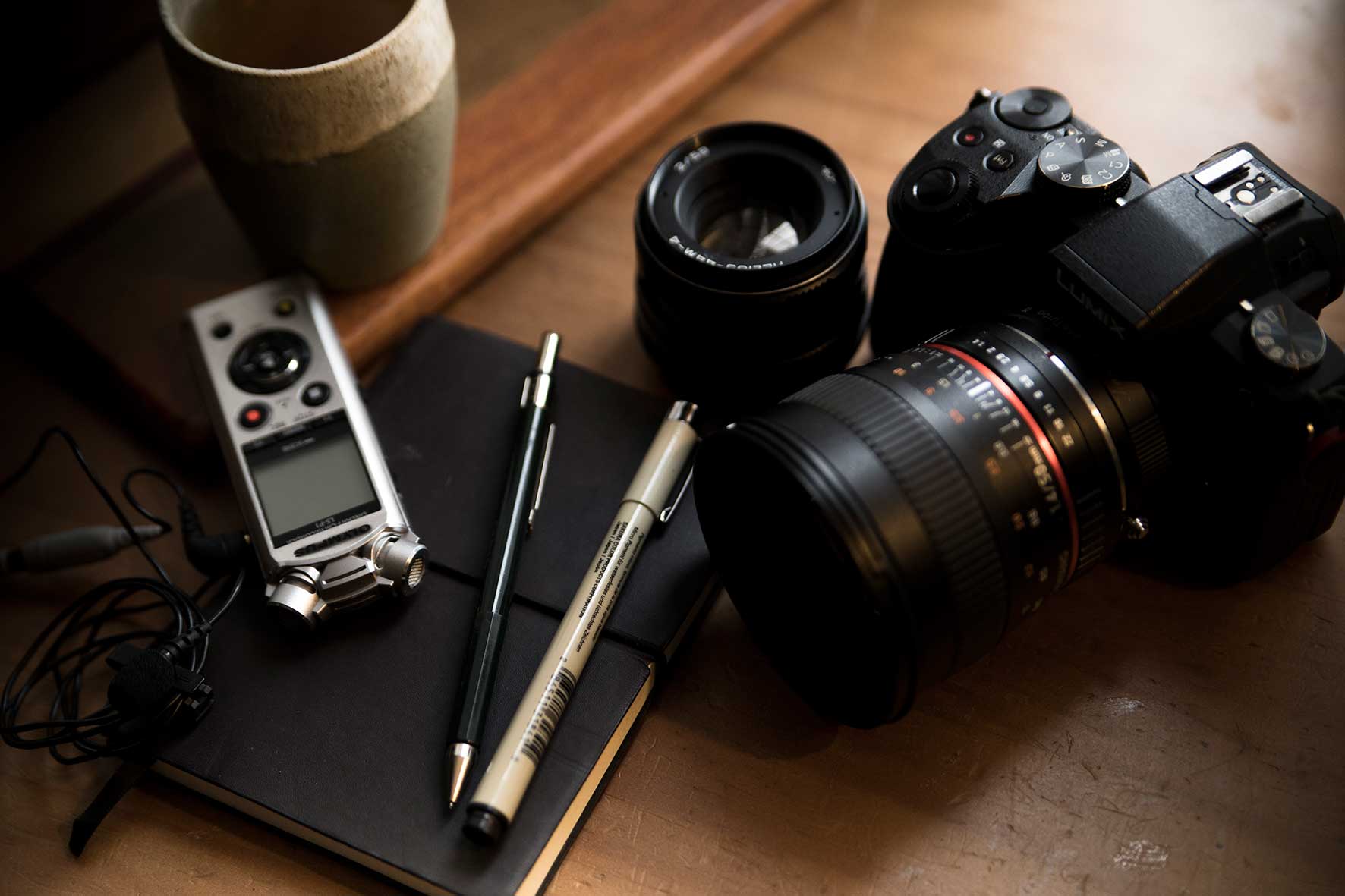 Cámara, grabadora y libreta de notas