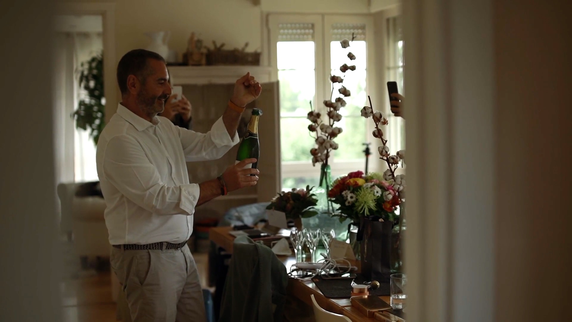 hombre descorchando champagne