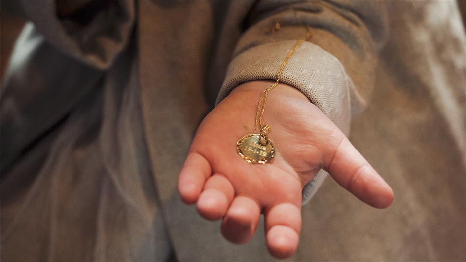 mano de niña cadenita comunión bautizo fotografia y video